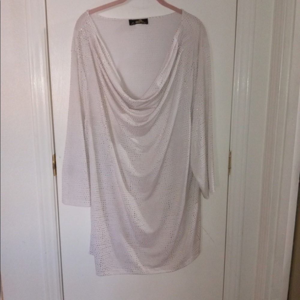 Gorgeous blouse with very unusual collar, it drapes down beautifully.
